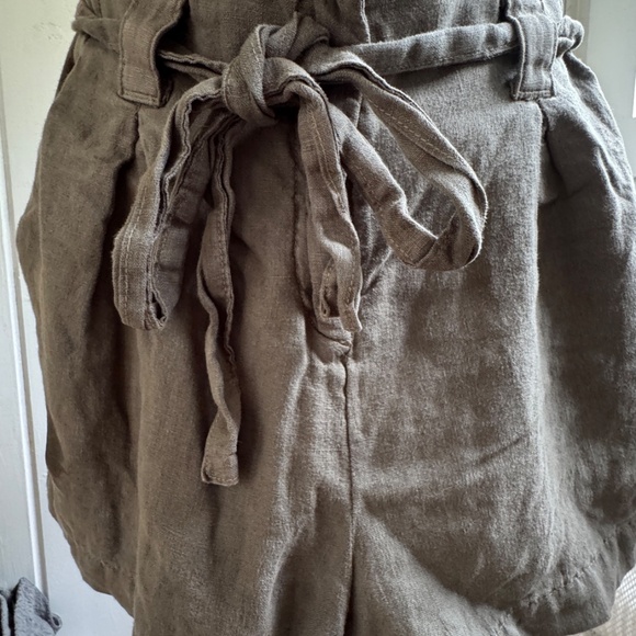 L’AGENCE Army green linen paper bag shorts - Picture 2 of 4